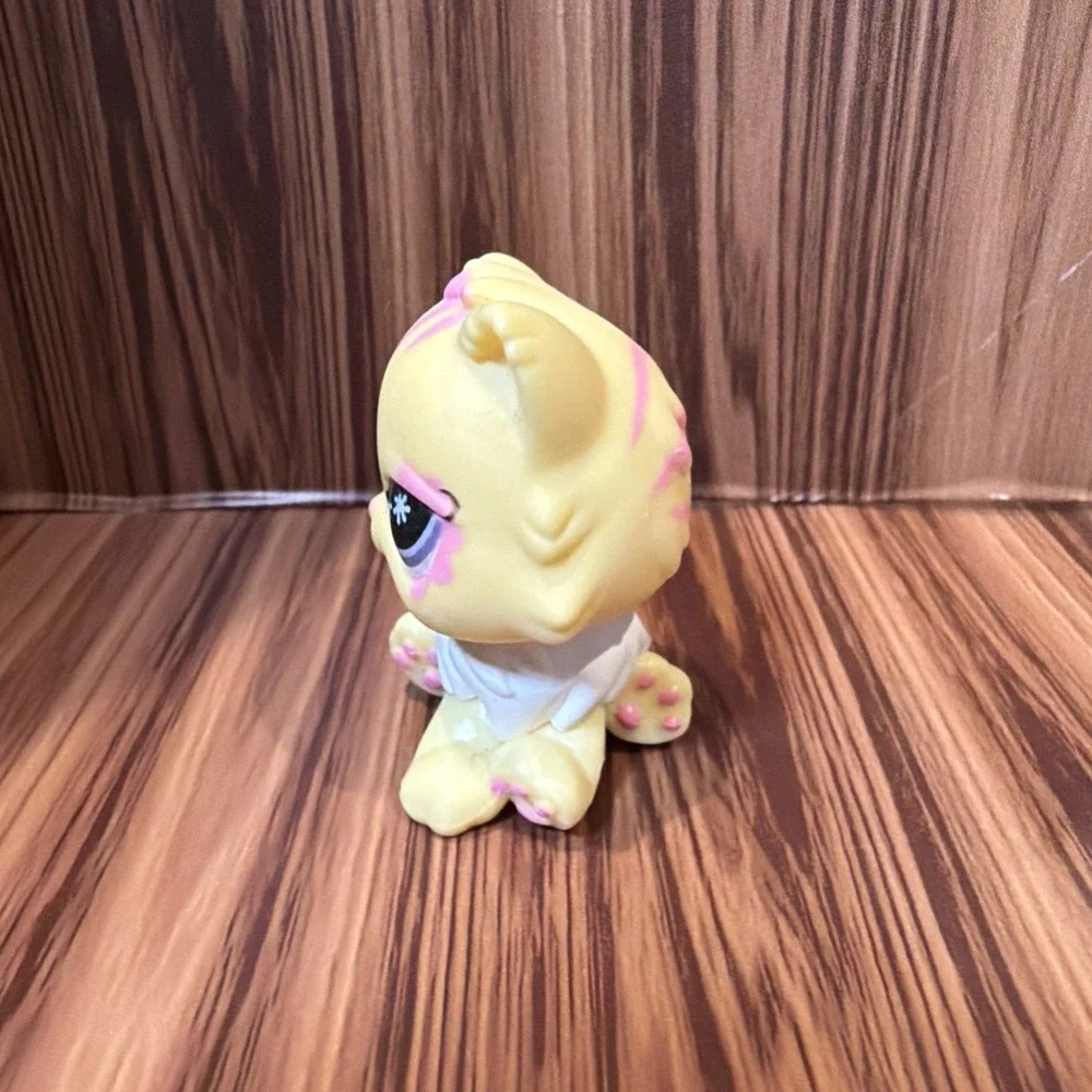 Littlest Pet Shop LPS Cat Yellow Pink Stripes Eyes Purple #878